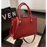 حقيبة يد أنيقة بسعة كبيرة لونين الاحمر و الاسود توازن مثالي بين العملية والجاذبية