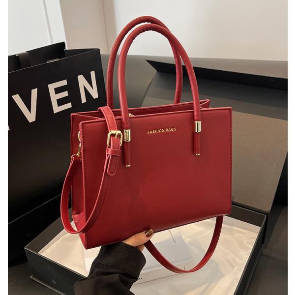 حقيبة يد أنيقة بسعة كبيرة لونين الاحمر و الاسود توازن مثالي بين العملية والجاذبية