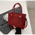 حقيبة يد أنيقة بسعة كبيرة لونين الاحمر و الاسود توازن مثالي بين العملية والجاذبية