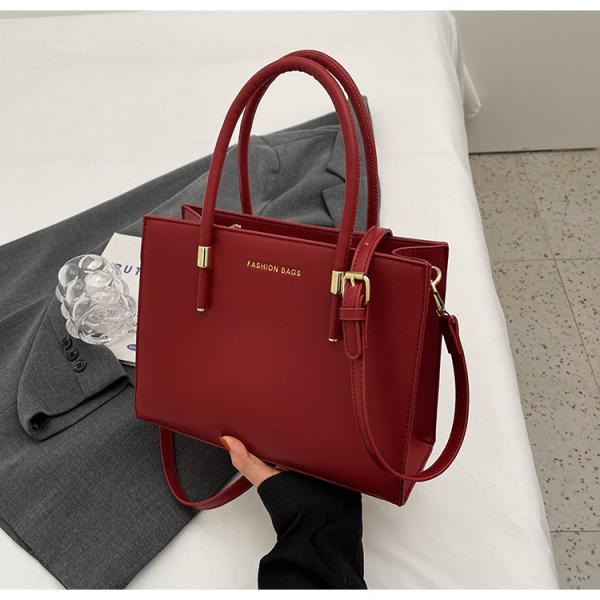 حقيبة يد أنيقة بسعة كبيرة لونين الاحمر و الاسود توازن مثالي بين العملية والجاذبية
