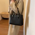 حقيبة يد أنيقة بسعة كبيرة لونين الاحمر و الاسود توازن مثالي بين العملية والجاذبية