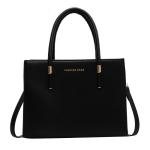 حقيبة يد أنيقة بسعة كبيرة لونين الاحمر و الاسود توازن مثالي بين العملية والجاذبية