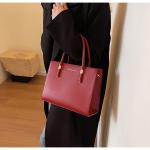 حقيبة يد أنيقة بسعة كبيرة لونين الاحمر و الاسود توازن مثالي بين العملية والجاذبية