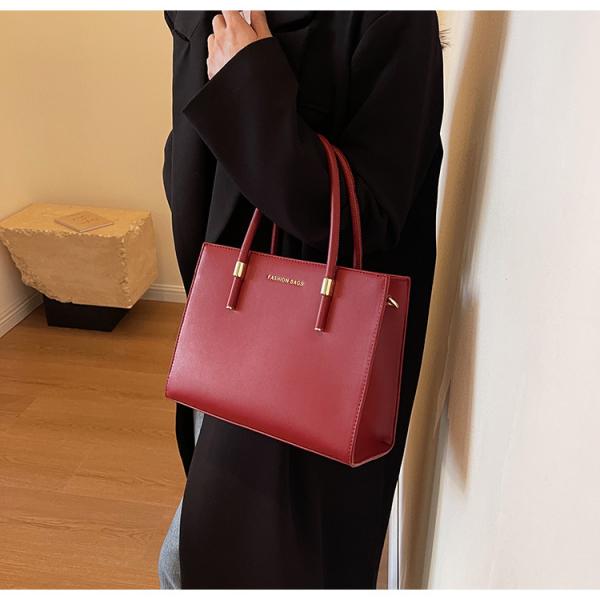 حقيبة يد أنيقة بسعة كبيرة لونين الاحمر و الاسود توازن مثالي بين العملية والجاذبية