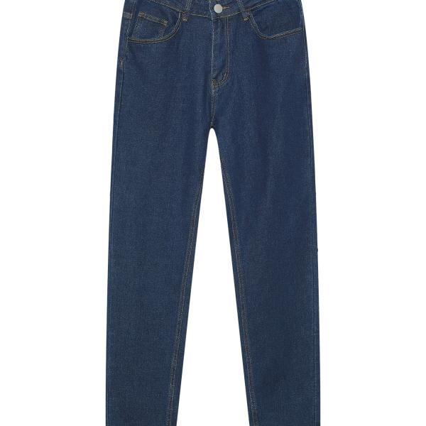 Dark navy skinny jeans highlight your figure and give you a modern look.