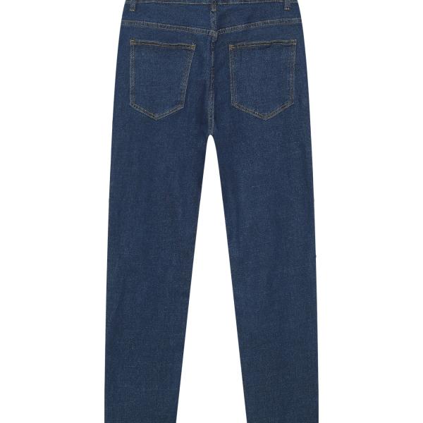 Dark navy skinny jeans highlight your figure and give you a modern look.