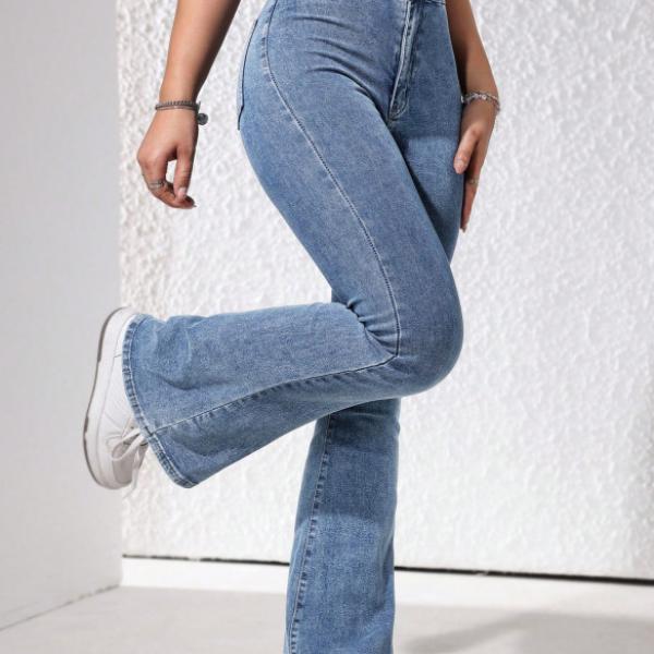Light blue wide-leg jeans: elegance that exudes comfort