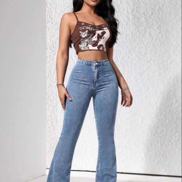 Light blue wide-leg jeans: elegance that exudes comfort