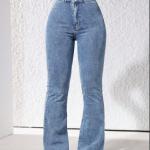 Light blue wide-leg jeans: elegance that exudes comfort