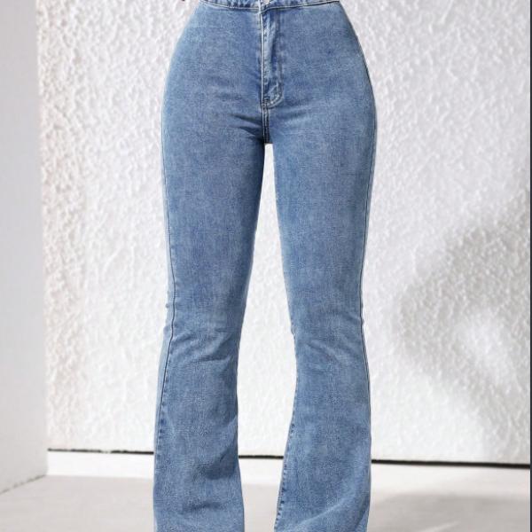 Light blue wide-leg jeans: elegance that exudes comfort