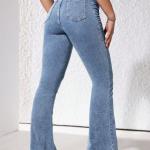 Light blue wide-leg jeans: elegance that exudes comfort