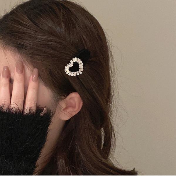 Velvet hair clip embellished with diamond crystals. Elegance that touches the imagination.