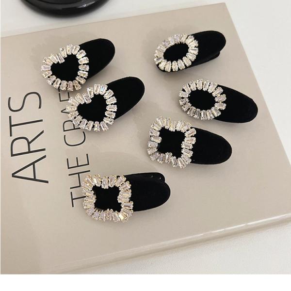 Velvet hair clip embellished with diamond crystals. Elegance that touches the imagination.