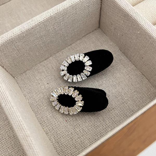 Velvet hair clip embellished with diamond crystals. Elegance that touches the imagination.