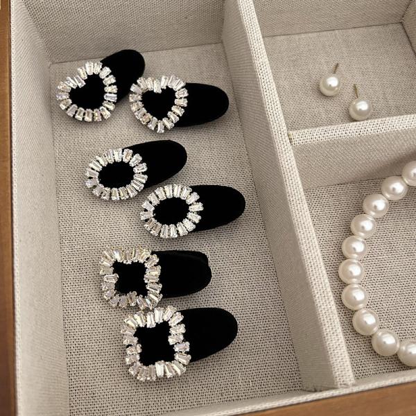 Velvet hair clip embellished with diamond crystals. Elegance that touches the imagination.