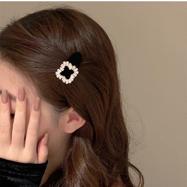 Velvet hair clip embellished with diamond crystals. Elegance that touches the imagination.