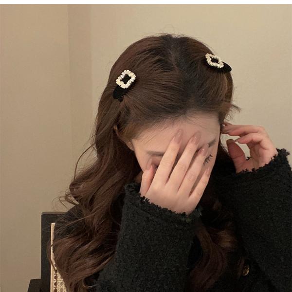 Velvet hair clip embellished with diamond crystals. Elegance that touches the imagination.