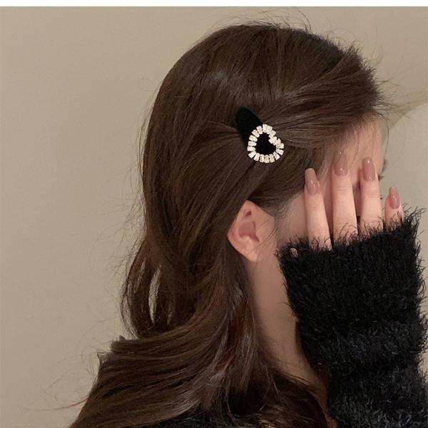 Velvet hair clip embellished with diamond crystals. Elegance that touches the imagination.