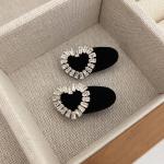 Velvet hair clip embellished with diamond crystals. Elegance that touches the imagination.