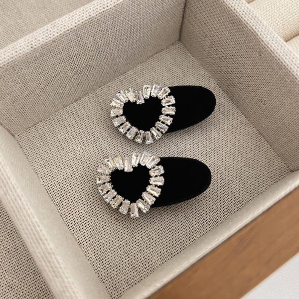 Velvet hair clip embellished with diamond crystals. Elegance that touches the imagination.