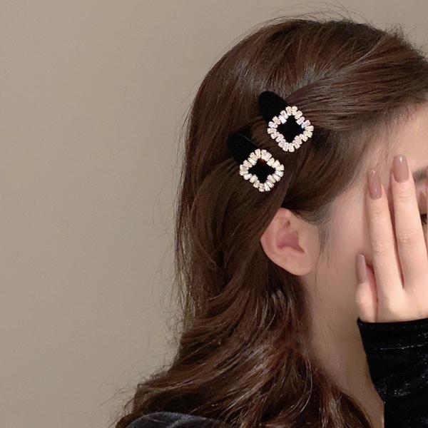 Velvet hair clip embellished with diamond crystals. Elegance that touches the imagination.
