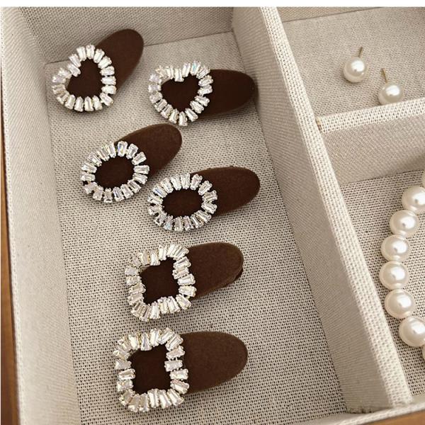 Velvet hair clip embellished with diamond crystals. Elegance that touches the imagination.