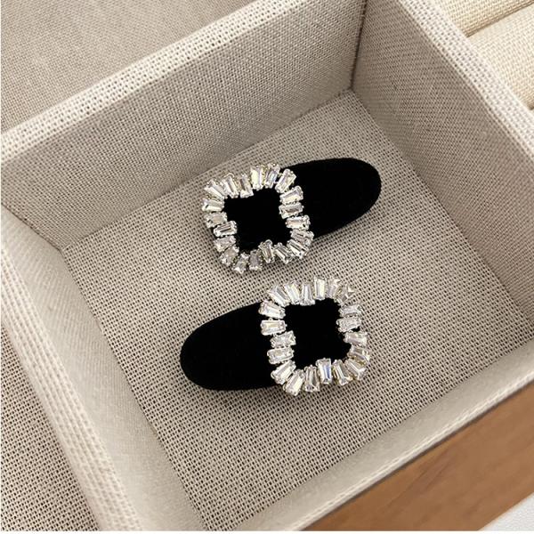 Velvet hair clip embellished with diamond crystals. Elegance that touches the imagination.