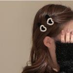 Velvet hair clip embellished with diamond crystals. Elegance that touches the imagination.