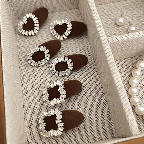 Velvet hair clip embellished with diamond crystals. Elegance that touches the imagination.