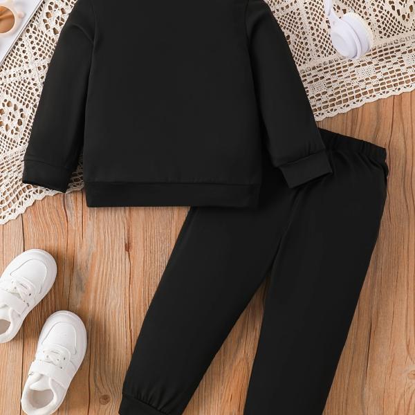 Give your child a look that combines comfort and elegance with this modern black set, specially designed to reflect the playful spirit of childhood.