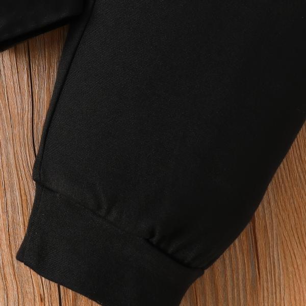 Give your child a look that combines comfort and elegance with this modern black set, specially designed to reflect the playful spirit of childhood.