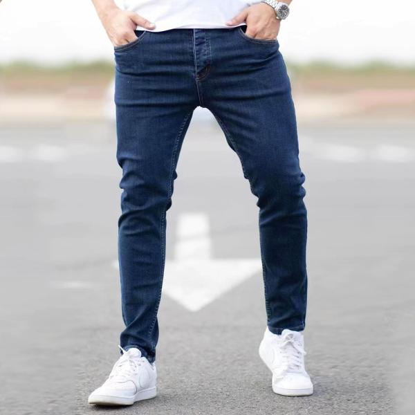 Dark navy skinny jeans highlight your figure and give you a modern look.
