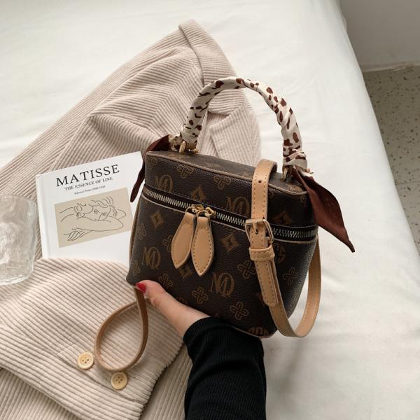 Small handbag with a modern design. Makeup organizer bag. Elegance that can be carried with confidence.