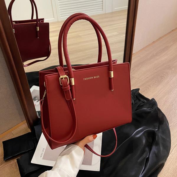 Elegant large capacity handbag in red and black, a perfect balance between practicality and attractiveness.