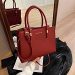 حقيبة يد أنيقة بسعة كبيرة لونين الاحمر و الاسود توازن مثالي بين العملية والجاذبية