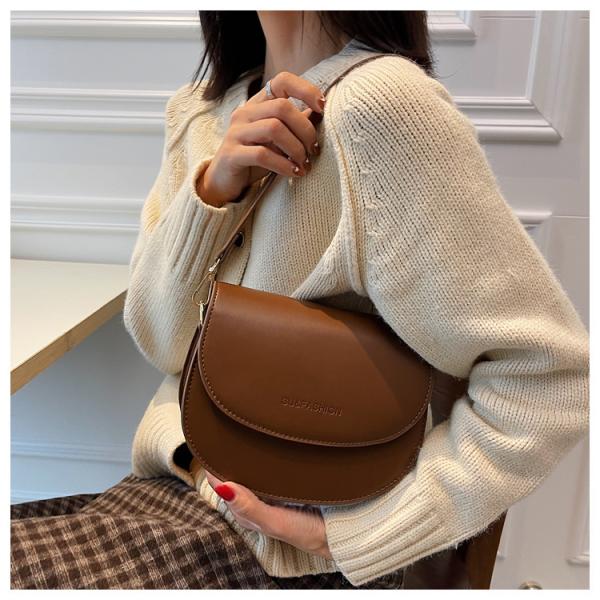 Genuine leather crossbody bag, practical elegance with a classic design