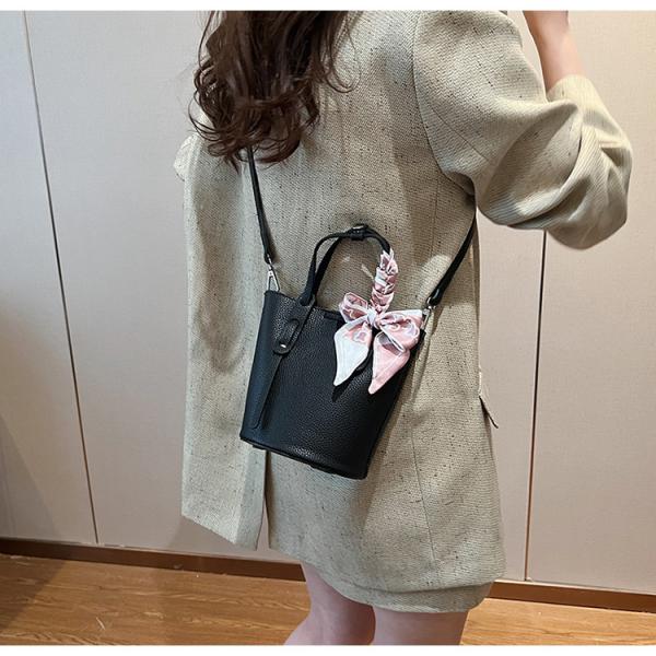 handbag with a design that combines elegance and functionality, ideal for everyday use or special occasions. It comes in a bucket shape with a fixed base for stability and elegance.