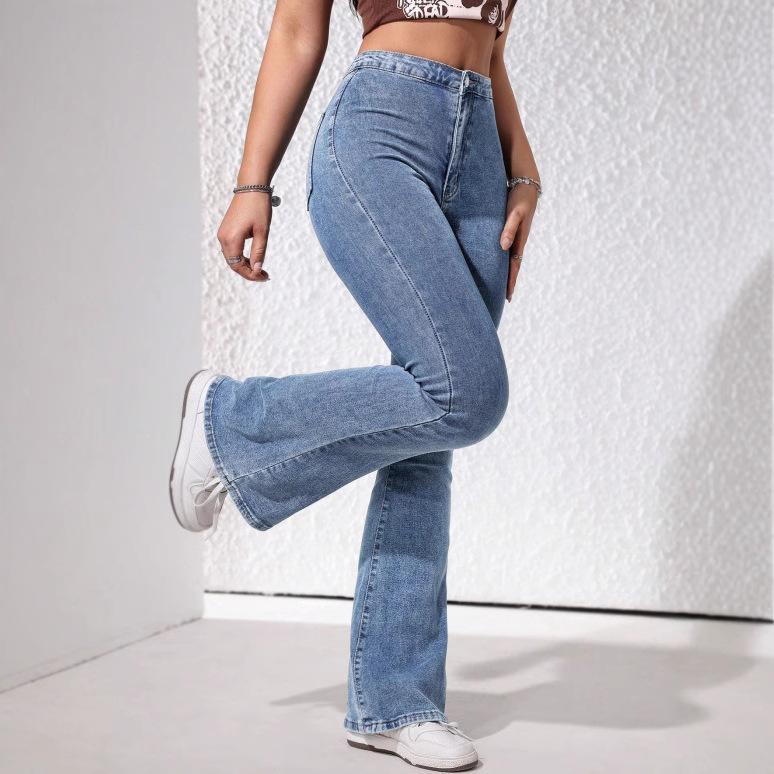 Light blue wide-leg jeans: elegance that exudes comfort