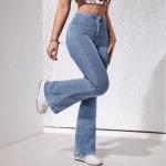 Light blue wide-leg jeans: elegance that exudes comfort