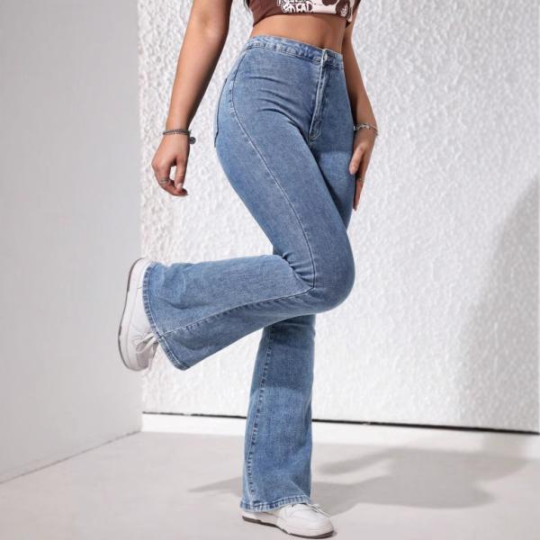 Light blue wide-leg jeans: elegance that exudes comfort