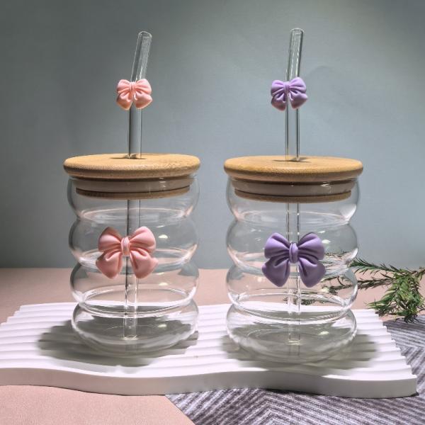 A luxurious glass cup with artistic touches and a wooden lid. Elegance begins with the details, with an elegant and environmentally friendly glass straw.