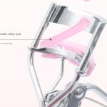 This eyelash curler features a modern design and a handle decorated with a white butterfly. Designed to give you a natural, luscious look without pulling or breaking your lashes.
