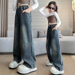 Girls' trendy low-waisted cargo pants with pockets. Wide-leg, loose-fitting cotton long pants for casual everyday wear.