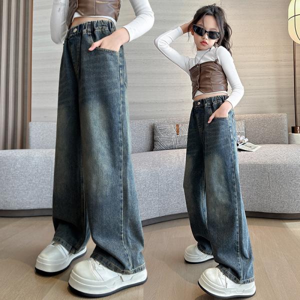 Girls' trendy low-waisted cargo pants with pockets. Wide-leg, loose-fitting cotton long pants for casual everyday wear.