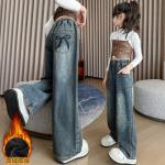 Girls' trendy low-waisted cargo pants with pockets. Wide-leg, loose-fitting cotton long pants for casual everyday wear.
