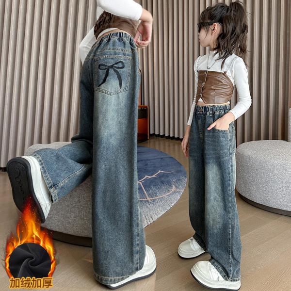 Girls' trendy low-waisted cargo pants with pockets. Wide-leg, loose-fitting cotton long pants for casual everyday wear.