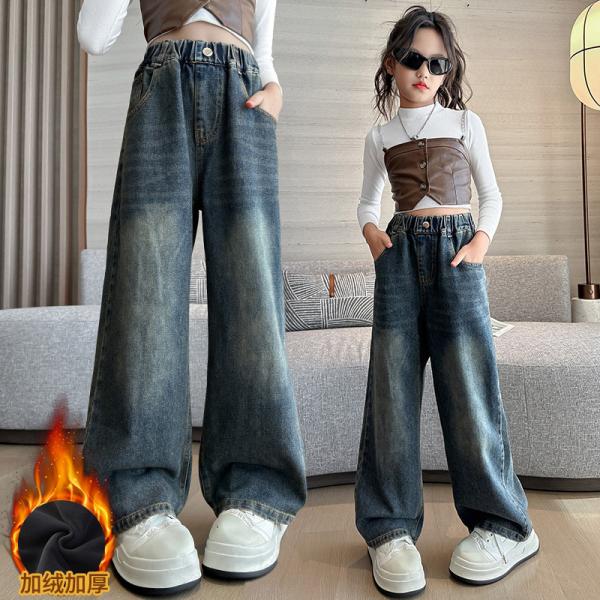 Girls' trendy low-waisted cargo pants with pockets. Wide-leg, loose-fitting cotton long pants for casual everyday wear.
